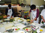 写真：料理教室に参加する男子生徒