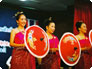 写真：民族舞踊を披露するタイの高校生